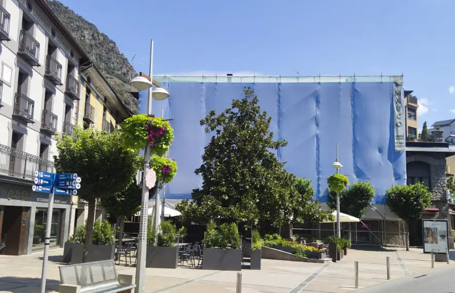 Una lona cobreix des de fa setmanes la façana de casa Guillemó: la restauració s’allargarà quatre mesos.