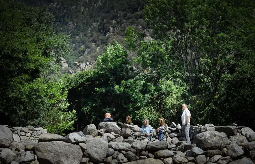 El cap de Govern, Xavier Espot; la cònsol de la capital, Conxita Marsol, i la ministra de Cultura, Sílvia Riva, van visitar el 10 d’agost el jaciment amb la consellera delegada de Molines Patrimonis, Montserrat Cardelús, i l’historiador Albert Villaró, que va exercir de guia.