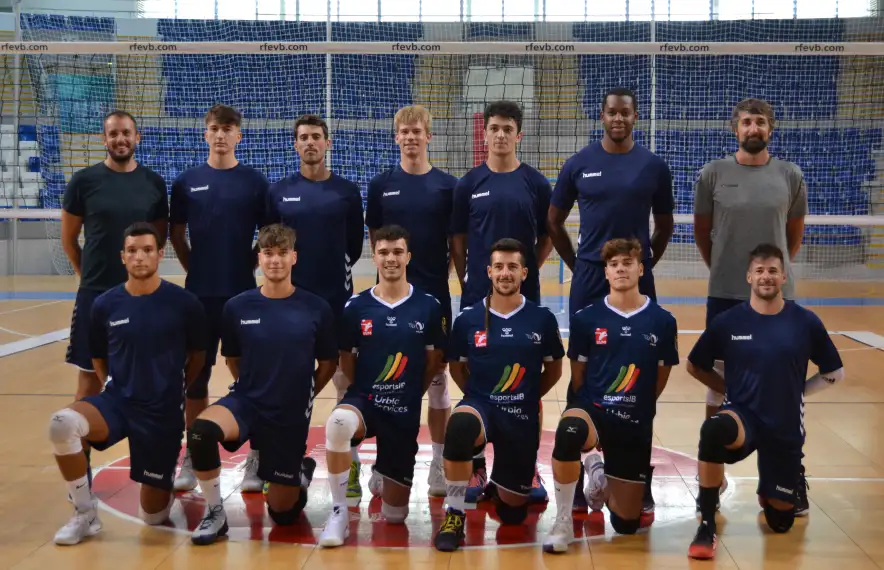 Xavi Folguera, el primer per la dreta a sota, va començar la pretemporada amb el seu nou equip, el CV La Palma que dirigeix Abel Bernal.