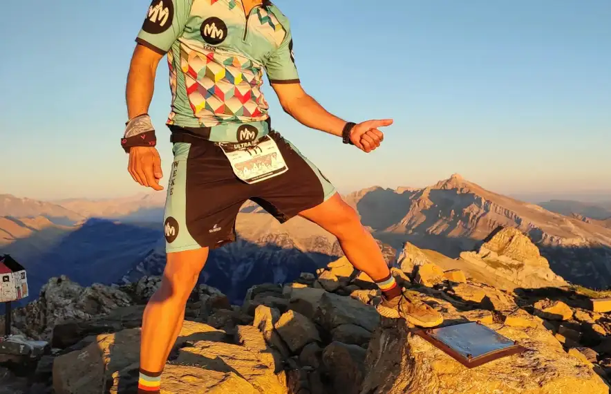 Gerard Berroya, al cim de la prova Ultra de Canfranc, amb l’equipació de ‘Mountain Moments’.