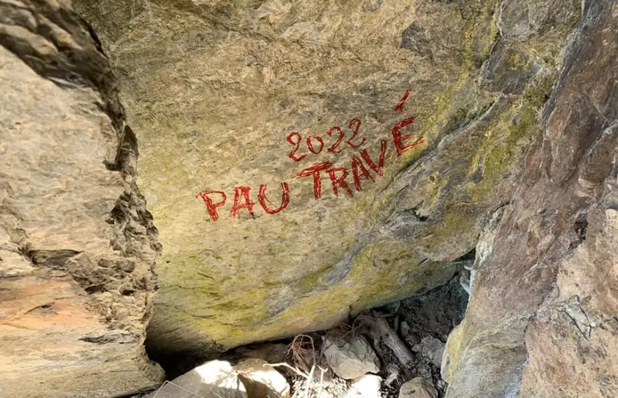 Així es van trobar el monument els participants en una sortida organitzada per l’Espai Ermengol i guiada per Anna Bonet i Anna López.