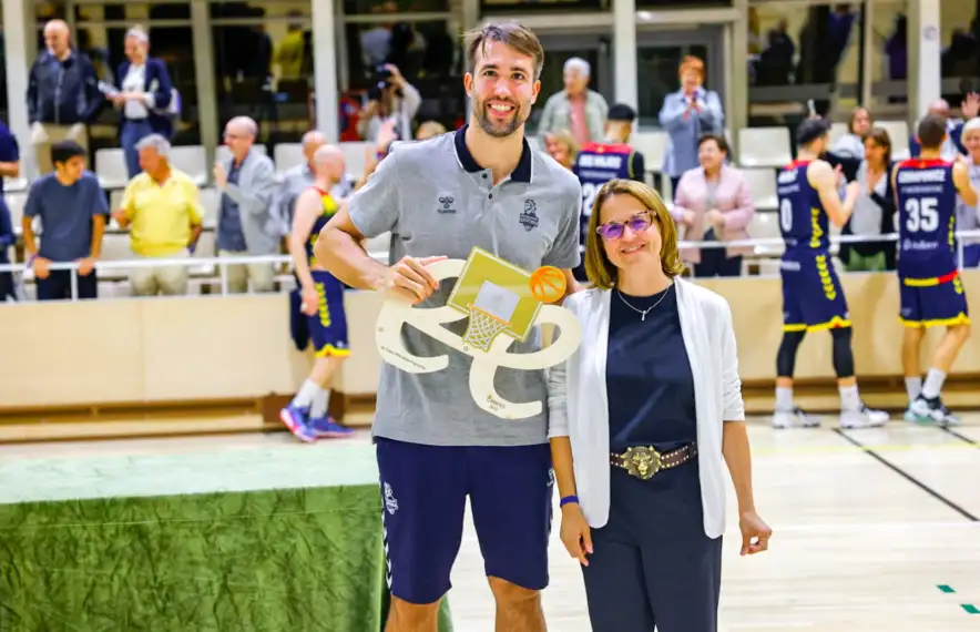 Nacho Llovet, com a capità, va recollir el Trofeu Escaldes-Engordany.