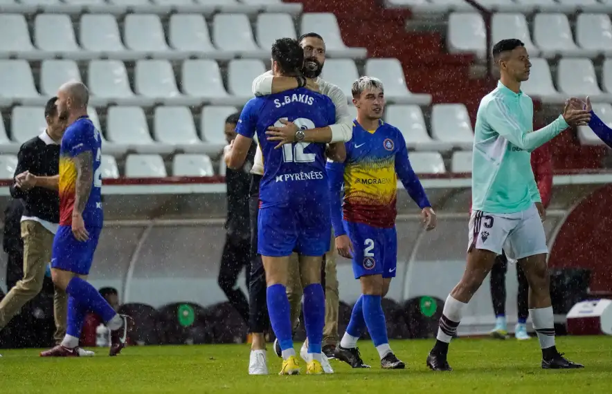 Eder Sarabia s’abraça a Sinan Bakis.