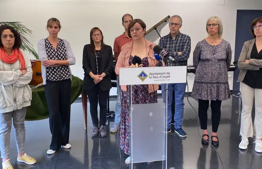 La directora de l'escola municipal de música, Sònia Lanau, explica el projecte.