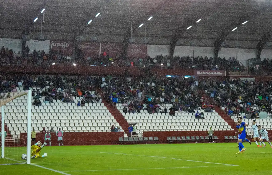 Sinan Bakis transformant el penal al minut 92 que va suposar l’empat a 1 contra l’Albacete Balompié al Carlos Belmonte.