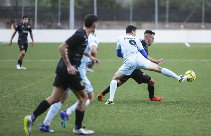 Martí Riverola i Dani Toribio, dos ex-Barça Atlètic, lluitant per la possessió de la pilota.