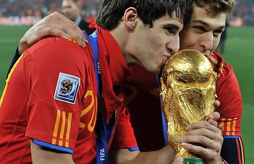 Javi Martínez i Fernando Llorente fan un petó el 2010 a la Copa del Món guanyada per Espanya.