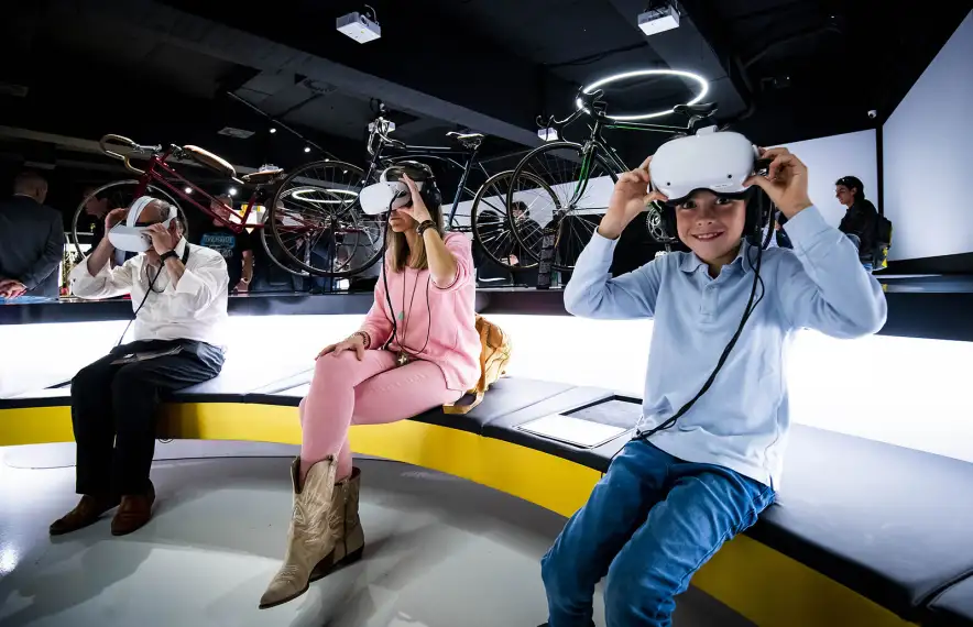 El BiciLab disposa entre d’altres gadgets tecnològics d’unes ulleres de realitat virtual amb fil directe amb Purito Rodríguez.