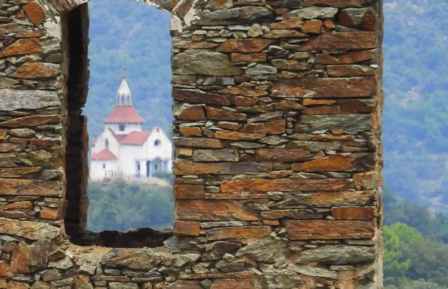 Sant Antoni del Tossal, un veritable referent paisatgístic de la plana de la Seu d’Urgell, obra de Joan Bergós.