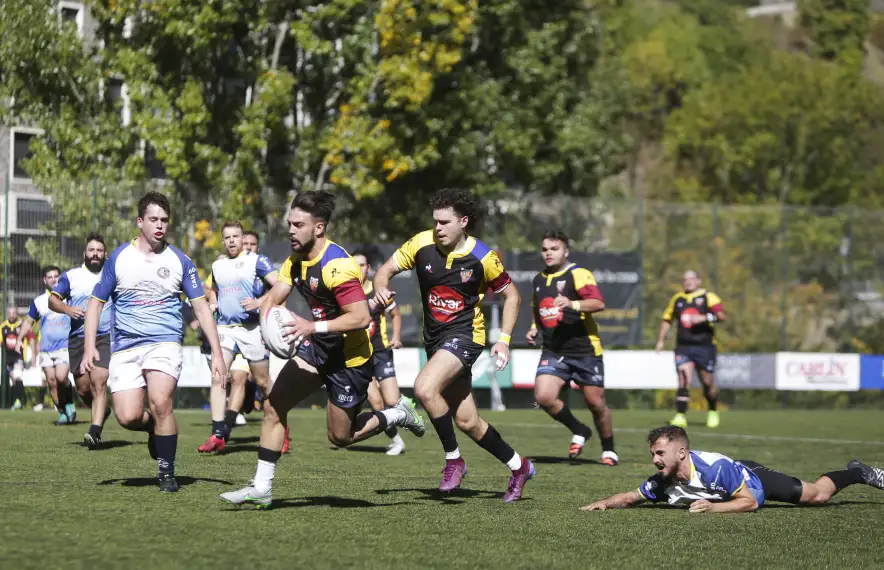 Pep Arasanz escapa d’un rival de l’RC Spartans de Granollers.