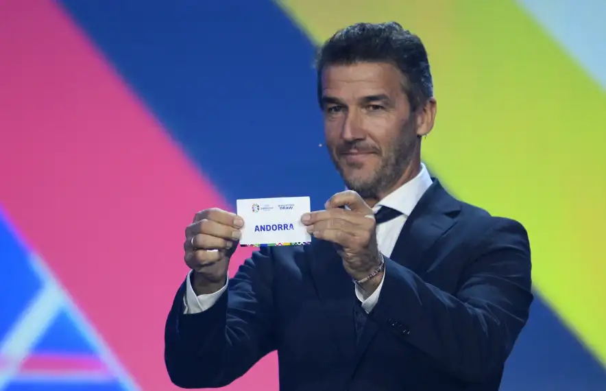 Karl-Heinz Riedle, exdavanter centre alemany, amb el paper amb el nom d’Andorra.