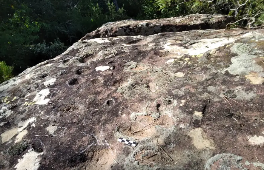 El conjunt de gravats prehistòrics, potser no els més cridaners sobre la roca, però sí els més excepcionals, apunta Casamajor.