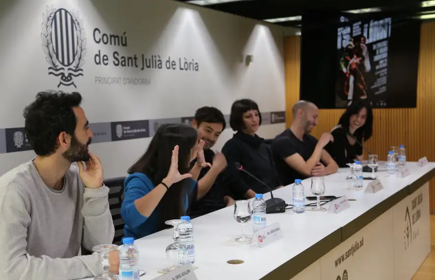 El director de ‘Límits’, Guillem Gefaell, al centre de la taula, en la presentació de l’obra.