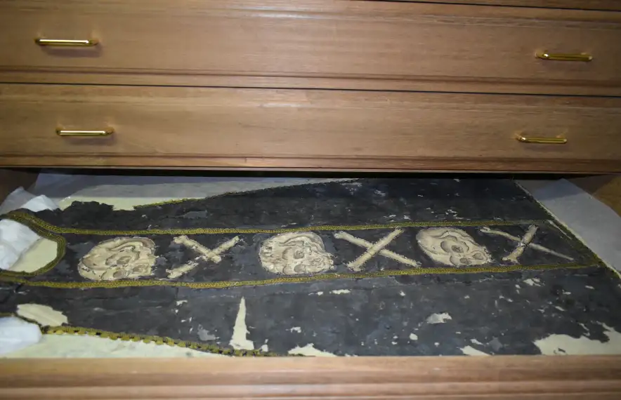 La casulla la vestia el mossèn per dir la Missa de Difunts i de Divendres Sant.