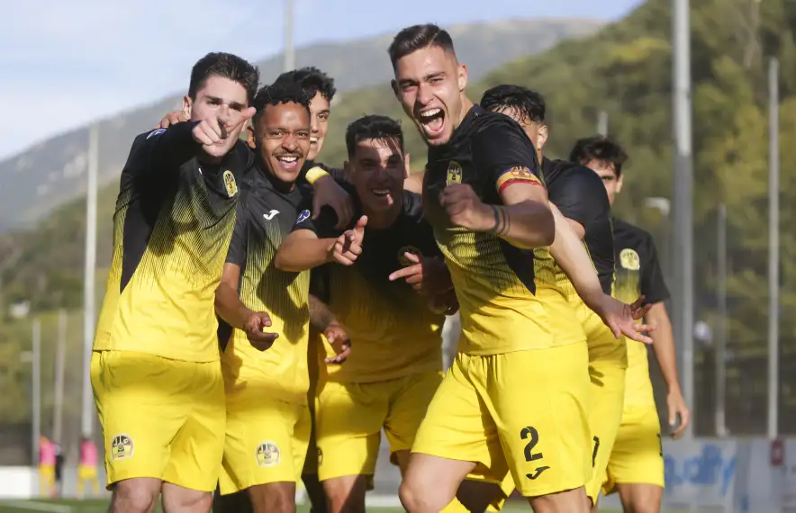 L’internacional de la UE Santa Coloma, ‘Depa’, celebra el 0 a 3 de Gavim.