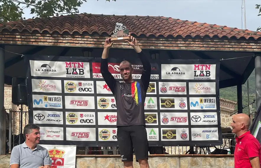 Àlex Iscla, al podi del Campionat d’Espanya d’Enduro a La Adrada (Àvila).