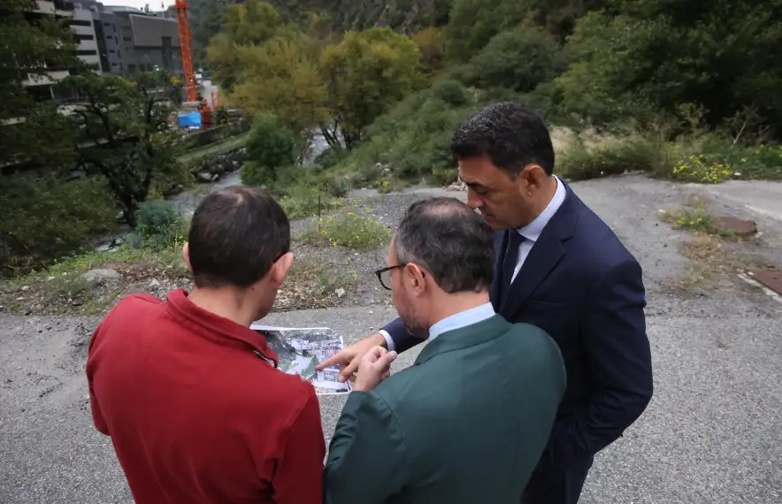 Xavier Espot i Raul Ferré observen amb un tècnic la imatge del que serà l’obra completada.