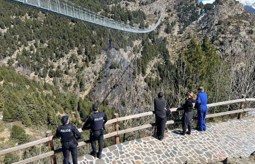 Bombers i policia observen el sotabosc arrasat per l'incendi d'aquest matí al pont tibetà.