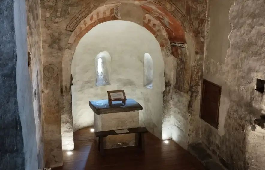 La tarima de fusta cobreix el paviment original de la nau, amb la veta de pisssarra de la penya rejuntada amb morter de calç.