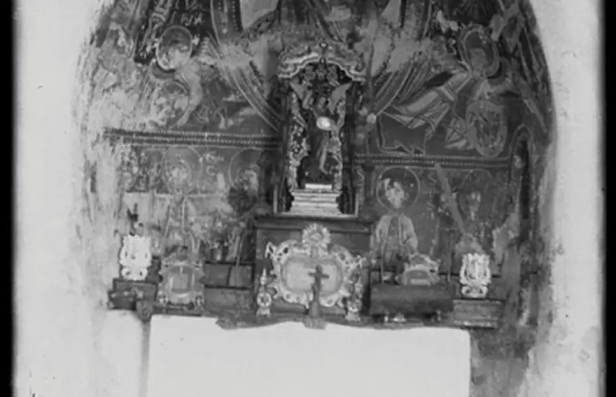 1902: l’absis d’Engolasters amb les pintures murals. El Bisbat va vendre el conjunt a la Junta de Museus per 8.000 pessetes. Va ser arrencat el novembre del 1922.