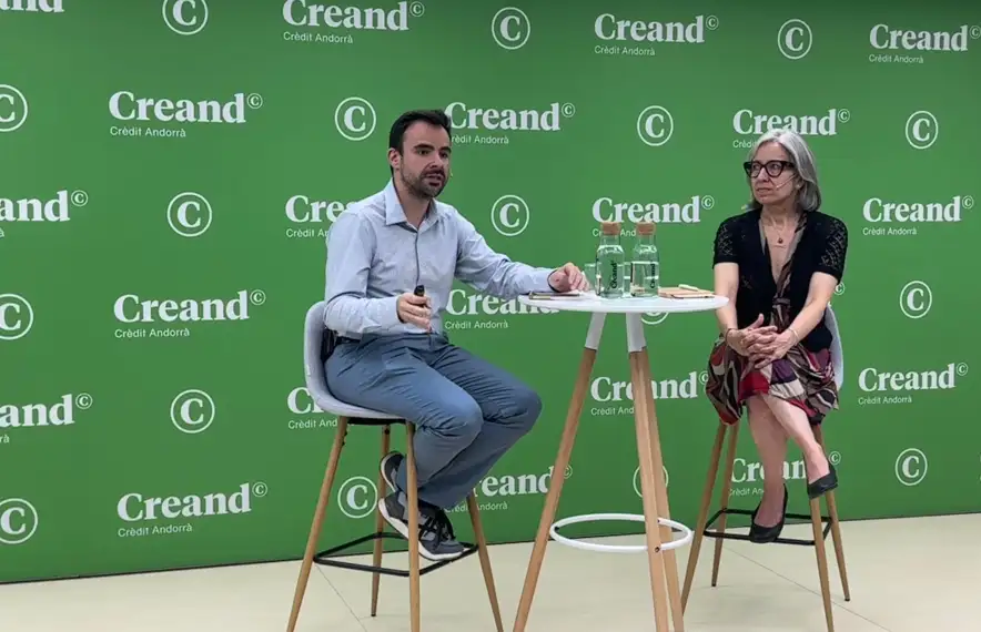 El director d'Innovació i Transformació Digital de Creand Crèdit Andorrà, Santiago de Larrea, i la directora d'Andorra Business, Judit Hidalgo.