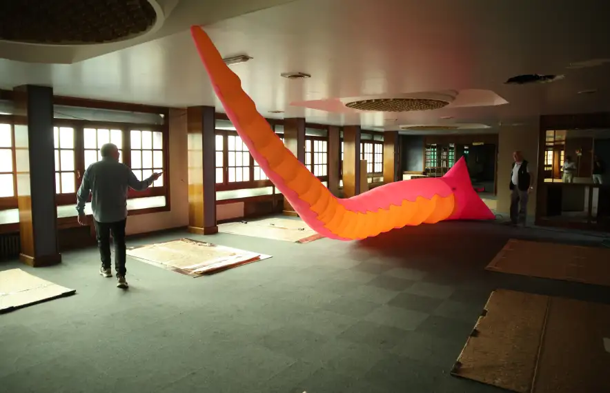 Un dels tres tentacles gegants de Filthy Lucky que penjaran de la façana del Pol, en rigorosa primícia.