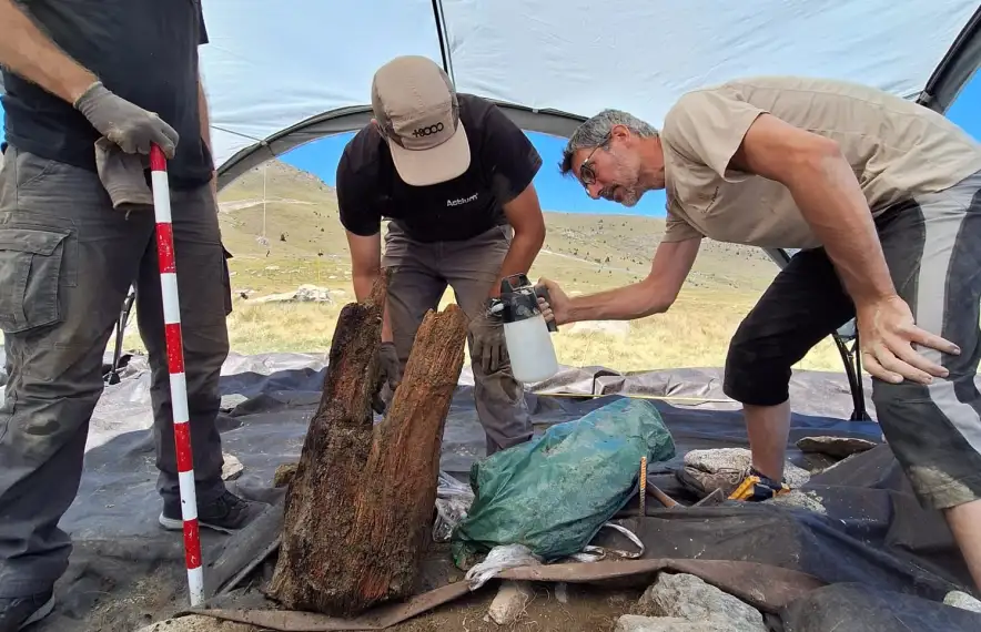 La peça de fusta excavada al Cubil fa 80 centímetres de llargada i 40 de diàmetre.