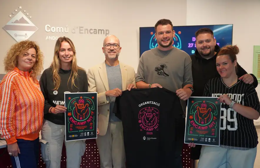 El conseller Joan Sans amb els organitzadors de l'Encamp Nit mostrant la samarreta commemorativa i el cartell d'enguany.