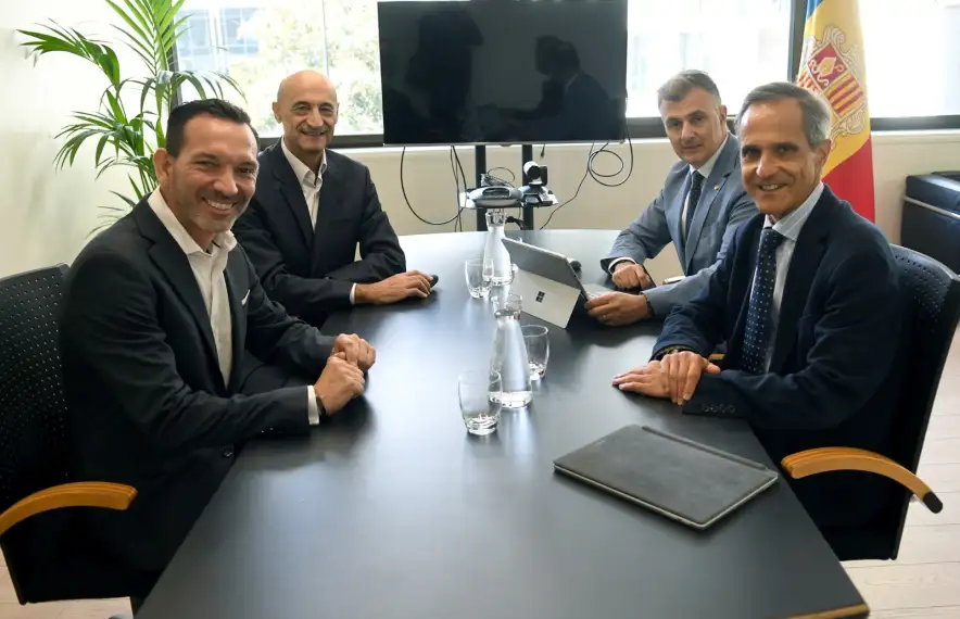 Un moment de la signatura de l'acord entre Oracle i Andorra Digital.