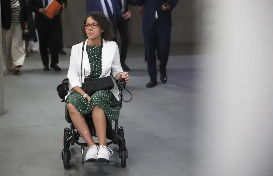 Judith Casal arribant a l'hemicicle en una de les darreres sessions.
