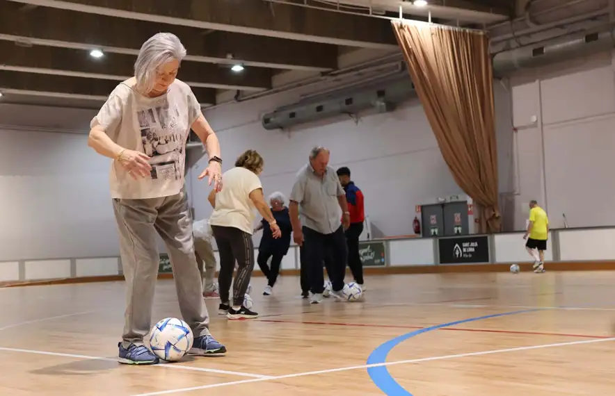 Un grup de padrins participant a l'activitat 'Walking futbol'.