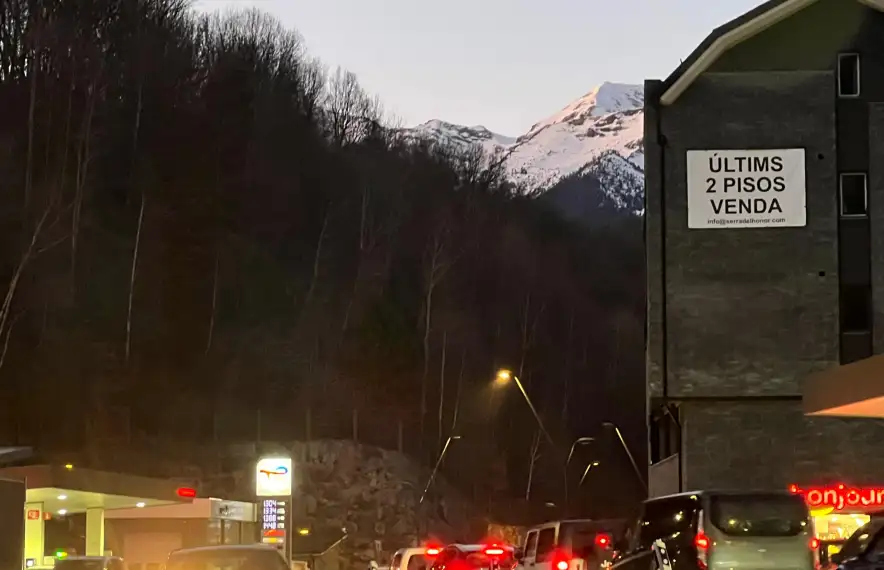 Un cartell anuncia la venda de pisos.