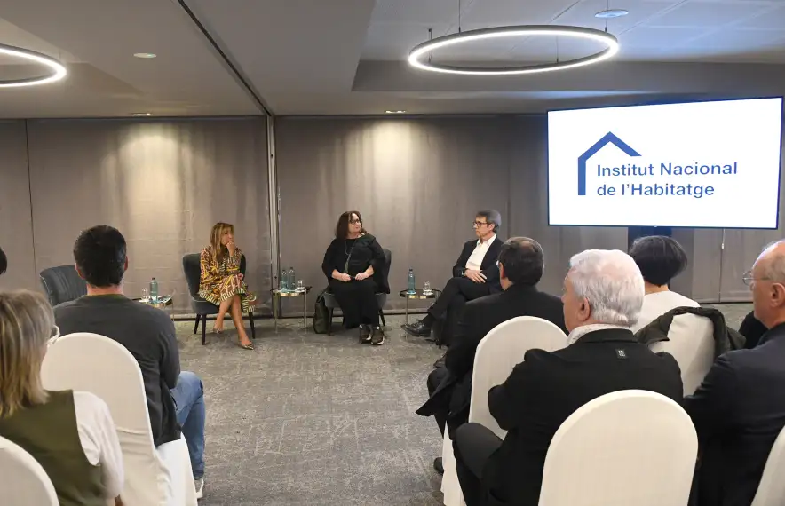 Conxita Marsol, Cristina Valios i Jordi Núñez a la taula rodona.