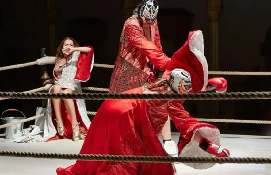 Rechi puja els cantants a un ring a 'Combattimento'.