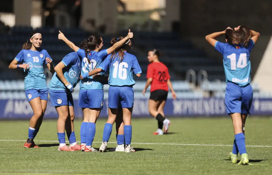 Les jugadores de Jordi Roca celebren un dels cinc gols.