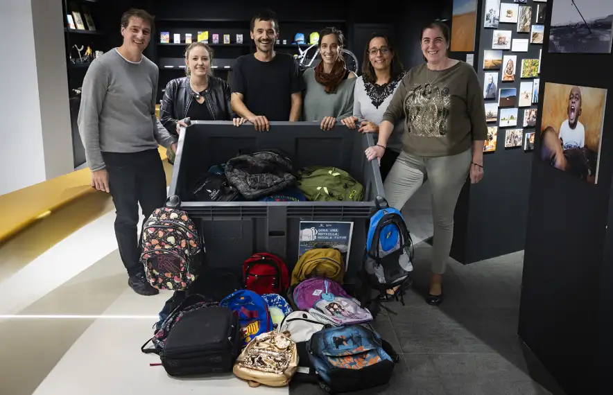 Els impulsors de la iniciativa amb el material recollit.