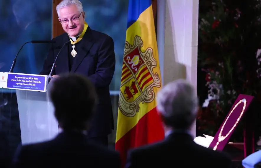 Joan-Enric Vives agraïnt l’atorgament de la Creu dels Set Braços.