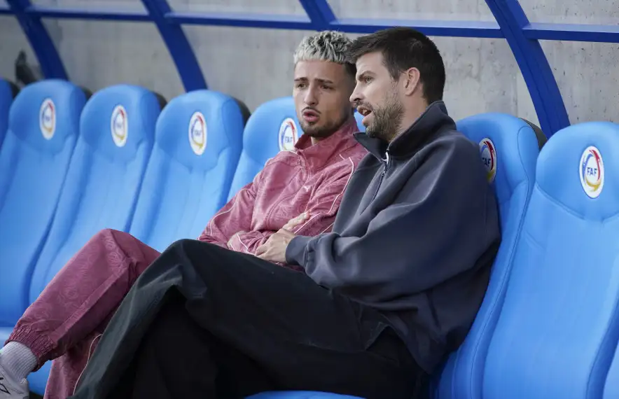 Gerard Piqué, màxim accionista de l'FC Andorra, ben tranquil abans del partit contra el CD Leganés xerrant amb el davanter Manu Nieto.