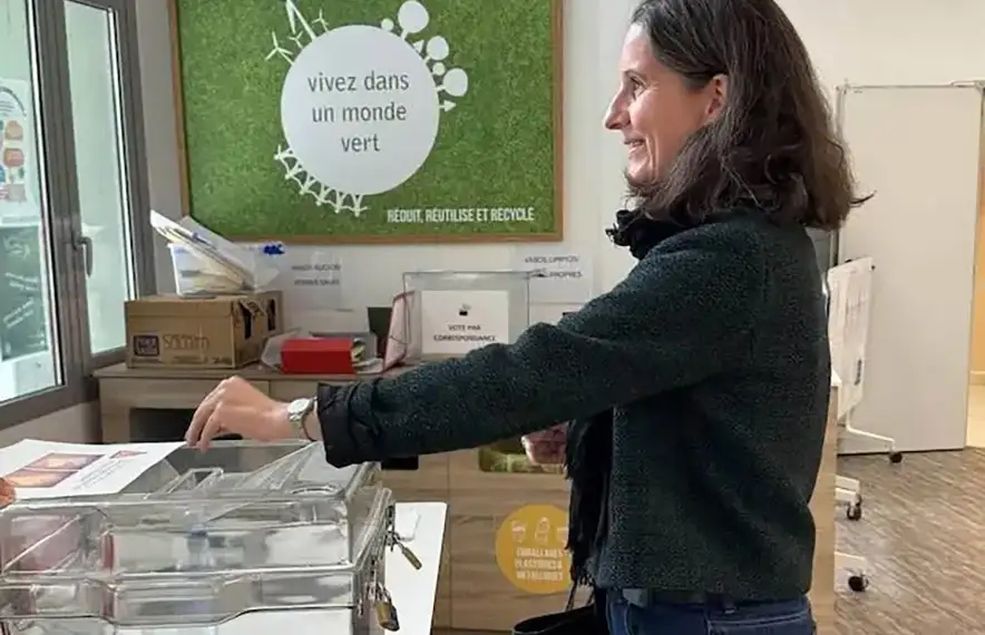 Nathalie Coggia efectuant el seu vot, avui a Madrid.