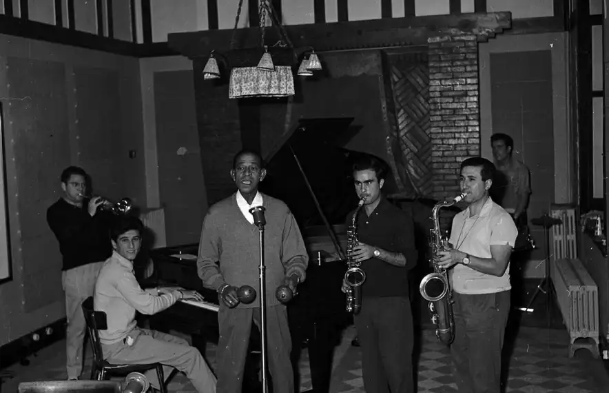 Machín i la seva tropa a l'estudi número 1 del roc de les Anelletes, amb el piano en acció.