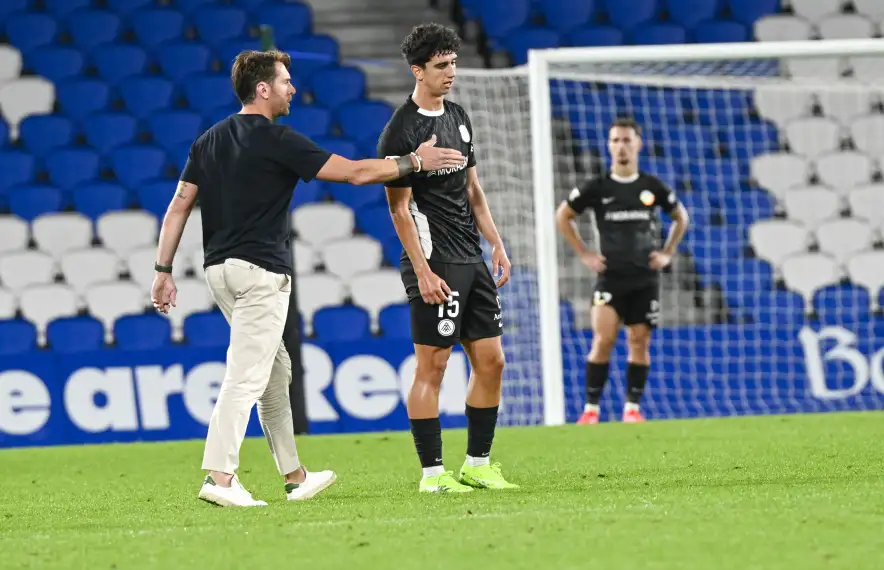 Ibai Gómez consola a Olabarrieta.