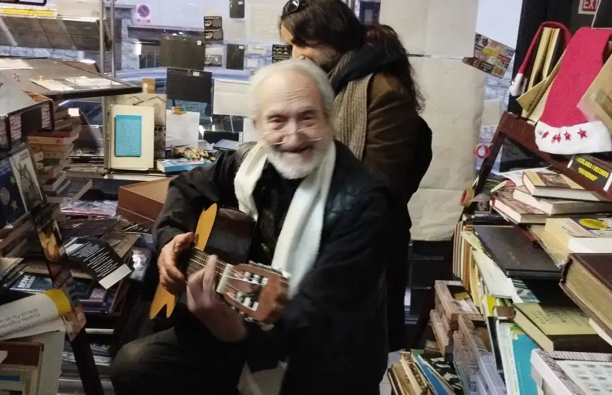 El Charly, guitarra a les mans, a punt de versionar ‘Sabor a ti’.