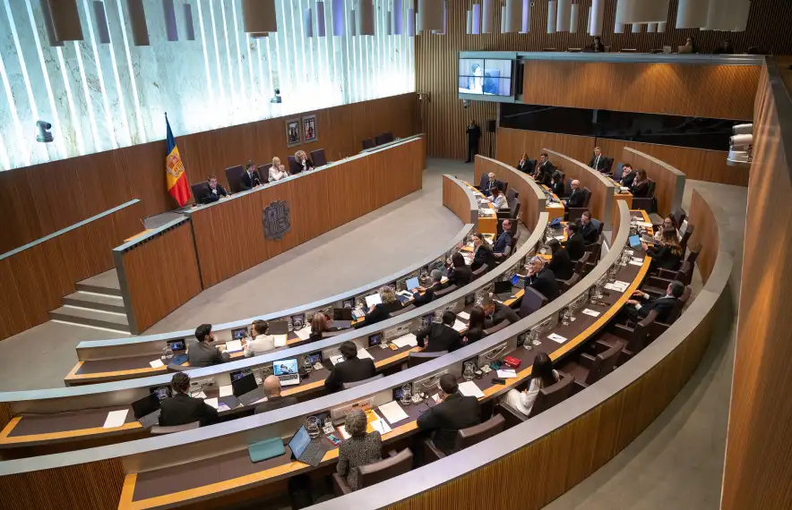 Vista de l'hemicicle des de l'espai reservat al públic.