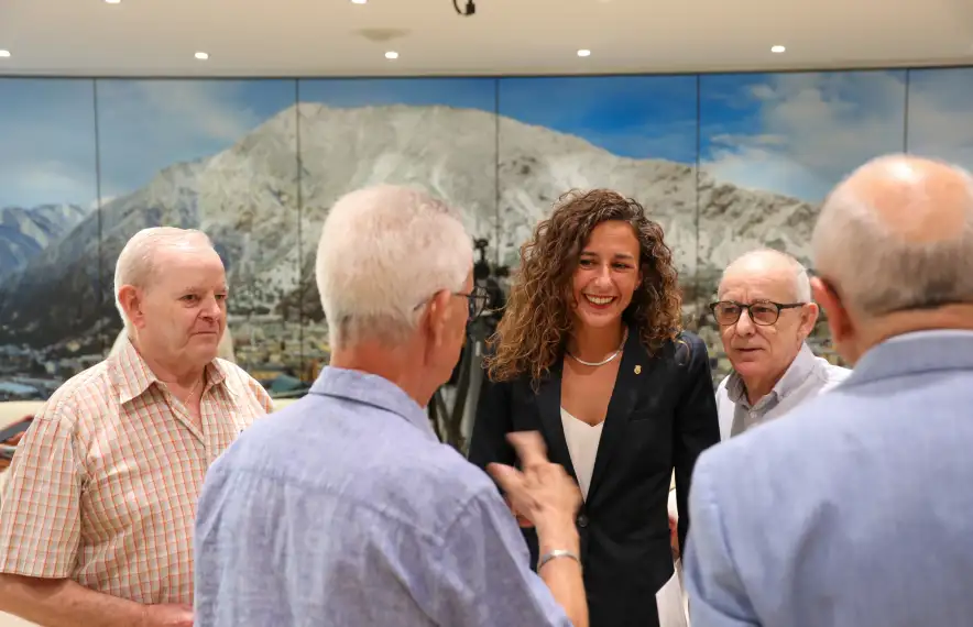 La consellera de Social, Joventut i Espai Ciutadà d'Andorra la Vella, Maria Nazzaro, amb integrants del consell de la gent gran.