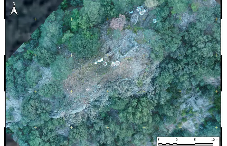 Espectacular perspectiva aèria del jaciment del roc de l'Àliga on es distingeix clarament el perímetre de la fortificació.