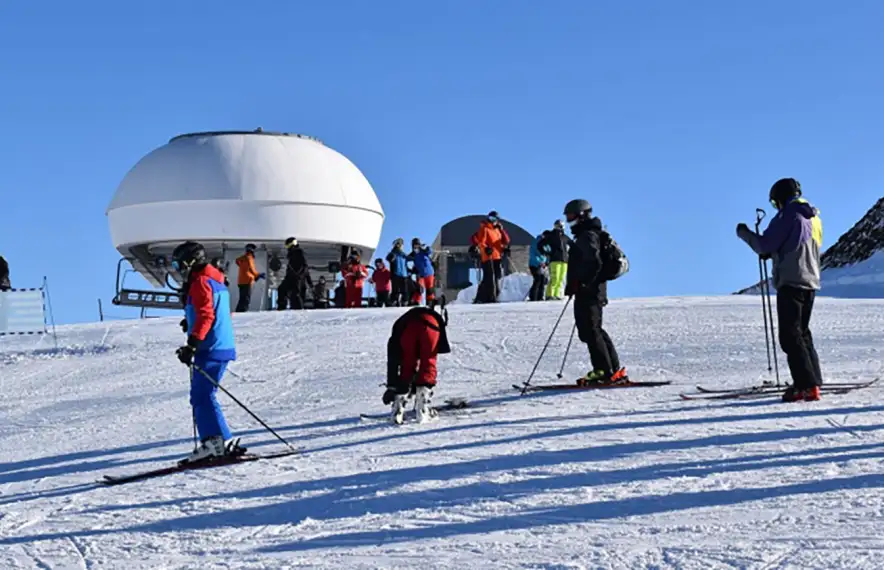 Per a pistes s'han aprovat 1.009 autoritzacions de residència i treball.