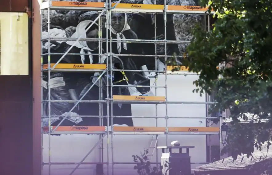 Si s'hi fixen bé, veuran Sam Bosque enfilada a la bastida de casa Jaume de Roca.