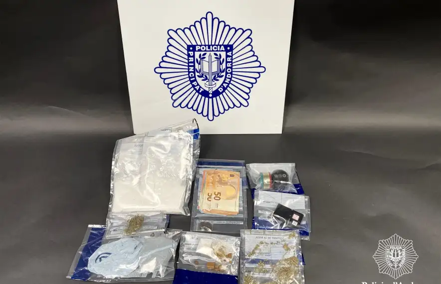 La droga, els diners i el material intervingut.