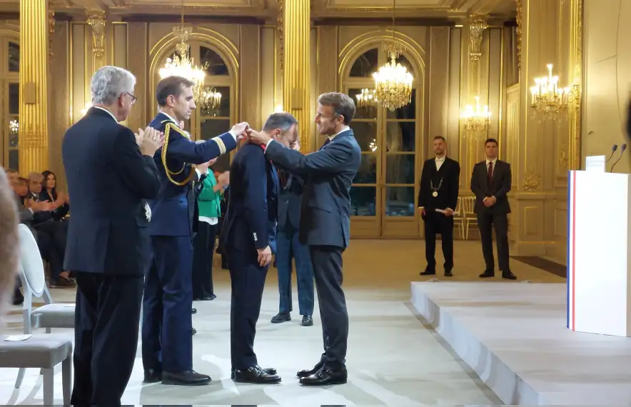 Macron condecora Espot amb presència de Vives que aplaudeix.