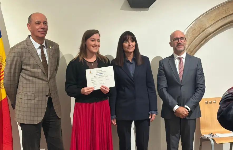 Bonell ha fet entrega del diploma oficial de català als 16 candidats aptes que es van examinar a través del Centre Carlemany de Llengua Catalana a la convocatòria del 2025.